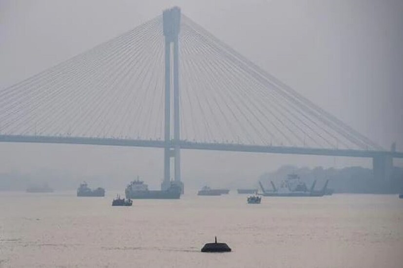 কলকাতায় সকালে কুয়াশা, পরে পরিষ্কার আকাশ। বৃষ্টির সম্ভাবনা নেই। সকালে সর্বনিম্ন তাপমাত্রা ১৫.১ ডিগ্রি সেলসিয়াস। স্বাভাবিক তাপমাত্রা। গতকাল এই তাপমাত্রা ছিল ১৫.৮ ডিগ্রি সেলসিয়াস। গতকাল বিকেলে সর্বোচ্চ তাপমাত্রা ছিল ২৬.৫ ডিগ্রি সেলসিয়াস, যা স্বাভাবিক তাপমাত্রা। বাতাসে জলীয় বাষ্পের পরিমাণ ৪৫ থেকে ৯৫ শতাংশ। আগামী ২৪ ঘণ্টায় কলকাতা শহরে তাপমাত্রা থাকবে ১৫ থেকে ২৭ ডিগ্রি সেলসিয়াস এর মধ্যে।