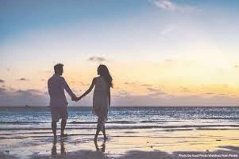 কিন্তু এই ঘুরতে যাওয়াকে কেন হানিমুন বা মধুচন্দ্রিমা বলা হয় কখনও ভেবে দেখেছেন। নকুন বিয়ের পর প্রেম বা ভালোবাসার মধু থাকলেও চাঁদের সঙ্গে কোন সম্পর্কই নেই। তারপরও একে ঘুরতে যাওয়াতে বলা হয় মধুচন্দ্রিমা বা হানিমুন। -প্রতীকী ছবি