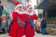 ম্যালে থিক থিক করছে ভিড়, ক্রিসমাস মুডে পাহাড়ের রানি দার্জিলিং! দেখুন