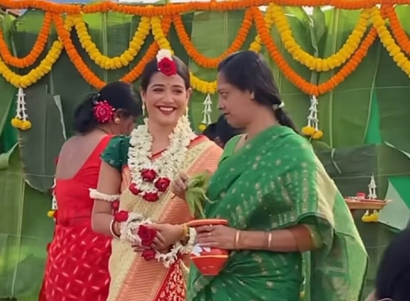 গত বছর 'বিয়ে ১.০' সেরে ফেলেছেন 'গোধূলি আলাপ'-এর রোহিনী। ২০২১ সালের ১৩ ডিসেম্বর আনুষ্ঠানিক বিয়ে করবেন বলে স্থির করেছিলেন তাঁরা। কিন্তু পরিবারে নেমে আসে গভীর শোক। ছেলের আনুষ্ঠানিক বিয়ে দেখার আগেই প্রয়াত হন তূর্য্যর বাবা। আর শ্বশুরের মৃত্যুর পরেই রোশনির বিয়ে পিছিয়ে যায় এক বছর।