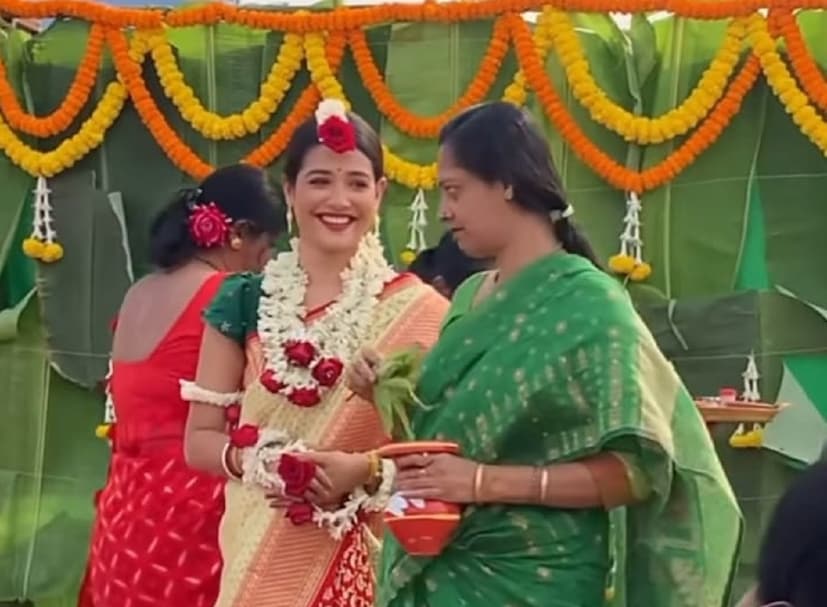তাই 'বিয়ে ২.০'-র সিদ্ধান্ত। গত বছর 'বিয়ে ১.০' সেরে ফেলেছেন 'গোধূলি আলাপ'-এর রোহিনী। ২০২১ সালের ১৩ ডিসেম্বর আনুষ্ঠানিক বিয়ে করবেন বলে স্থির করেছিলেন তাঁরা। কিন্তু পরিবারে নেমে আসে গভীর শোক। ছেলের আনুষ্ঠানিক বিয়ে দেখার আগেই প্রয়াত হন তূর্য্যর বাবা। আর শ্বশুরের মৃত্যুর পরেই রোশনির বিয়ে পিছিয়ে যায় এক বছর। (ছবি : ইনস্টাগ্রাম)