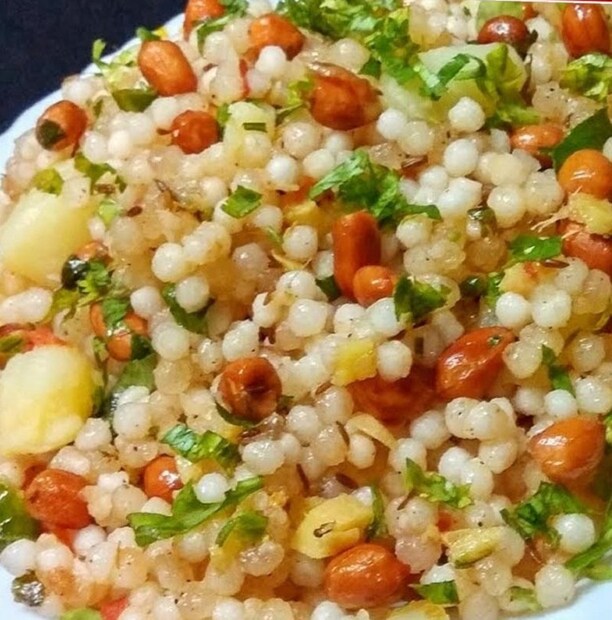 সাবুদানার খিচুড়ি কিছুটা সাবুদানা, কিছু পিনাট, ২ চামচ ঘি এবং কিছু সবজি, যেমন ক্যাপসিকাম, বেল পেপার, কর্ণ দিয়ে বানিয়ে ফেলুন সাবুদানার খিচুড়ি৷