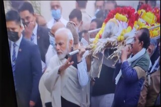 মাকে নিয়ে শেষ যাত্রায় প্রধানমন্ত্রী। 