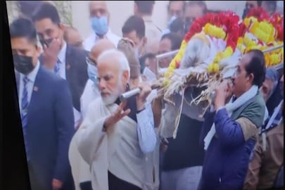 মাকে নিয়ে শেষ যাত্রায় প্রধানমন্ত্রী। 