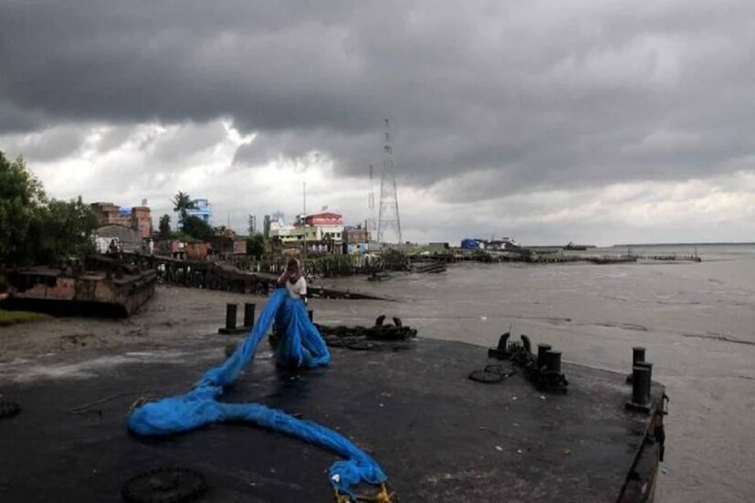 ঘূর্ণিঝড় মান্দাসের  নামকরণ করেছে সংযুক্ত আরব আমিরশাহী। মান্দাস এর আরবি ভাষায় এর অর্থ হল ভেলা। দক্ষিণ-পূর্ব বঙ্গোপসাগরের নিম্নচাপ, দক্ষিণ পশ্চিম বঙ্গোপসাগরে গেলে ঘূর্ণিঝড়ে পরিণত হবে। তখন তার নাম হবে মান্দাস। (ফাইল ছবি)