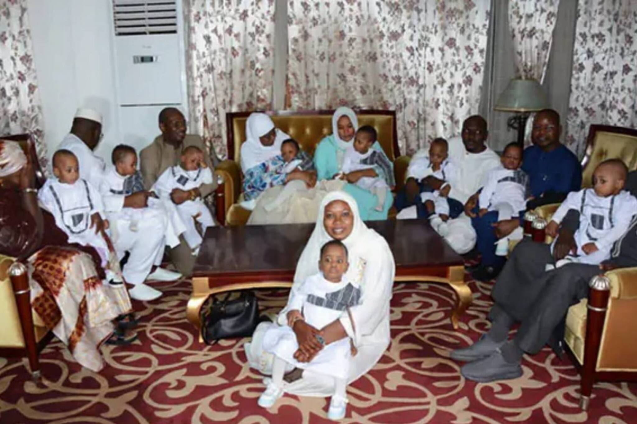 একসঙ্গে ৯ শিশুর জন্ম দেওয়ার দেড় বছর পর নবজাতকদের সঙ্গে নিয়ে স্বদেশে ফিরলেন মা