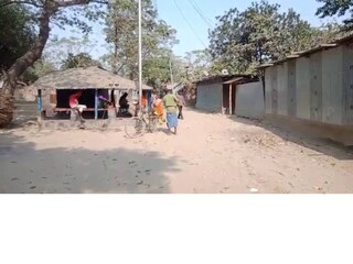 বর্ষায় কাদা জল পেরিয়ে নৌকায় করে যাতায়াতে অত্যন্ত সমস্যায় পড়তে হয় গ্রামবাসীদের