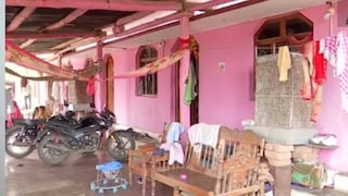 এভাবেই বছরের পর বছর বাস করছেন তাঁরা