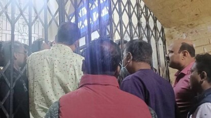 সোমবার বিকেল থেকে অধ্যক্ষের ঘরের সামনে অবস্থানে বসেছেন মেডিক্যাল পড়ুয়ারা সোমবার বিকেল থেকে অধ্যক্ষের ঘরের সামনে অবস্থানে বসেছেন মেডিক্যাল পড়ুয়ারা