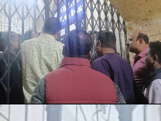 সোমবার বিকেল থেকে অধ্যক্ষের ঘরের সামনে অবস্থানে বসেছেন মেডিক্যাল পড়ুয়ারা