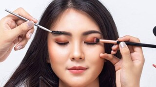 আইলাইনার লুক তৈরির জন্য ব্রাশ গুরুত্বপূর্ণ