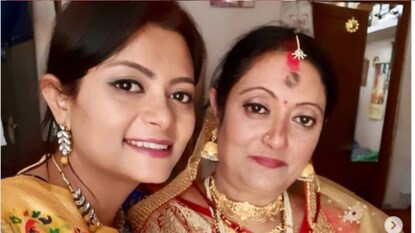 বিয়ের কনের সাজেও মাকে যে দারুণ দেখতে লেগেছে, সে কথাও জানাতে ভোলেননি দেবারতি বিয়ের কনের সাজেও মাকে যে দারুণ দেখতে লেগেছে, সে কথাও জানাতে ভোলেননি দেবারতি