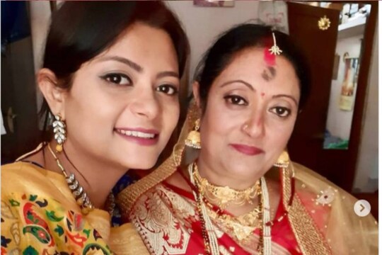 বিয়ের কনের সাজেও মাকে যে দারুণ দেখতে লেগেছে, সে কথাও জানাতে ভোলেননি দেবারতি