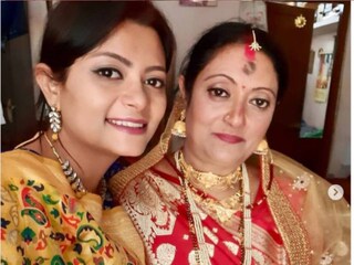 বিয়ের কনের সাজেও মাকে যে দারুণ দেখতে লেগেছে, সে কথাও জানাতে ভোলেননি দেবারতি