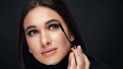 মাস্কারা লাগানোর পরে সাজ নষ্ট হয়ে যাওয়ার একটা আশঙ্কা থেকেই যায় মাস্কারা লাগানোর পরে সাজ নষ্ট হয়ে যাওয়ার একটা আশঙ্কা থেকেই যায়