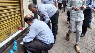 তালা সিল করে দেওয়া হয় পুরসভার পক্ষ থেকে তালা সিল করে দেওয়া হয় পুরসভার পক্ষ থেকে