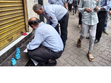 তালা সিল করে দেওয়া হয় পুরসভার পক্ষ থেকে