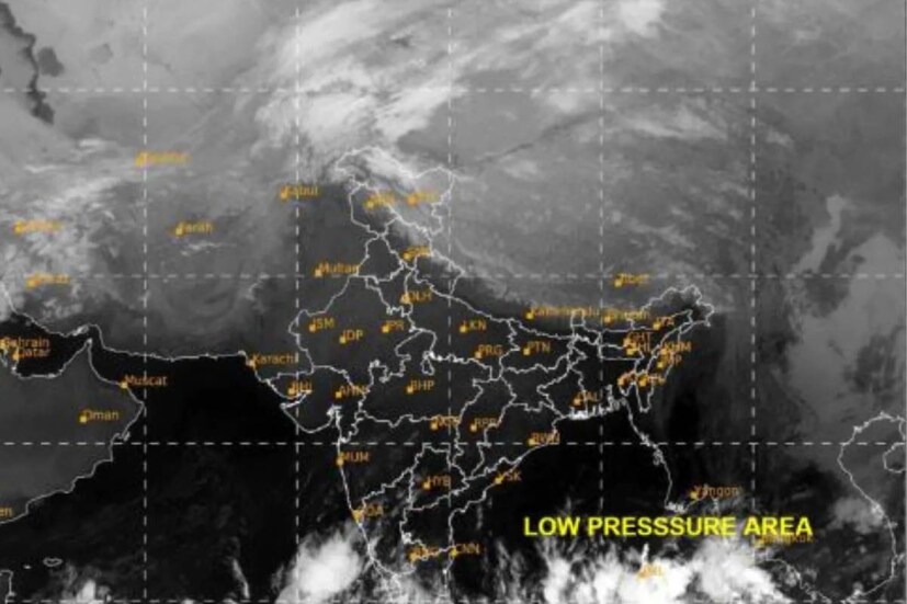 এর পরোক্ষ প্রভাব আংশিক মেঘলা আকাশ হতে শুরু করবে বাংলায়। মূলত উপকূল ও সংলগ্ন জেলাগুলিতে আংশিক মেঘলা থাকবে আকাশ। জলীয় বাষ্পের পরিমাণ বাড়বে। উত্তুরে হাওয়া বা উত্তর-পশ্চিমের হাওয়ার প্রভাব কমতে শুরু করবে। কমবে শীতের আমেজও। (ফাইল ছবি)