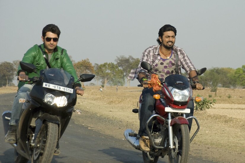 শুক্রবার এসভিএফ সিনেমাস-এ 'দুই পৃথিবী' দেখানো হল। ২ ডিসেম্বর থেকেই শুরু হল এই ছবি-যাত্রা। প্রতি দিন একটা করে সিনেমা দেখানো হবে এসভিএফ-এর প্রেক্ষাগৃহে।