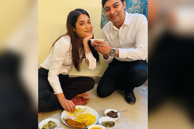 খুব তাড়াতাড়ি ধারাবাহিক থেকে বিরতি নেবেন রোশনি। বিয়ের জন্য তিনি লম্বা ছুটি নিতে চলেছেন। তাই আর দেরি না করে 'গোধূলি আলাপ'-এর শিল্পীরা এক বেলার মধ্যে তাড়াহুড়ো করে এই আইবুড়ো ভাতের আয়োজন করা হল।