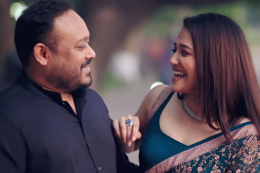 এছাড়া মাঝে মধ্যেই খাবারের ছবি দিয়ে ভক্তদের প্রাণ মন আনচান করে তুলছেন রোশনি। বারবিকিউ থেকে শুরু করে বিভিন্ন সরবত, সবরকমের সুস্বাদু খাবারের ছবিতে ভরে উঠেছে রোশনির প্রোফাইল।
