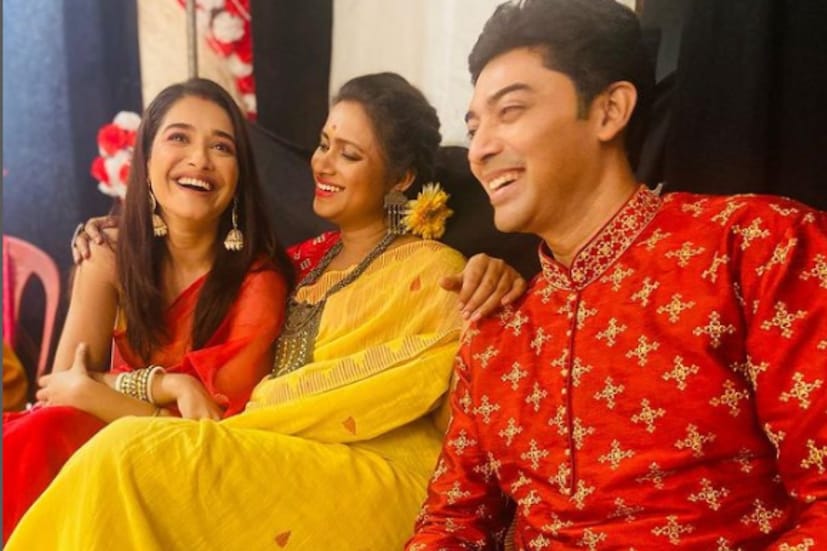 রোশনিকে আইবুড়ো ভাত খাওয়ালেন কৌশিক সেন, ভাস্বর চট্টোপাধ্যায়, সোহাগ সেন, সাহানা সেন, অর্পিতা মুখোপাধ্যায়, মৌ ভট্টাচার্য, সৃষ্টি পাণ্ডেরা।