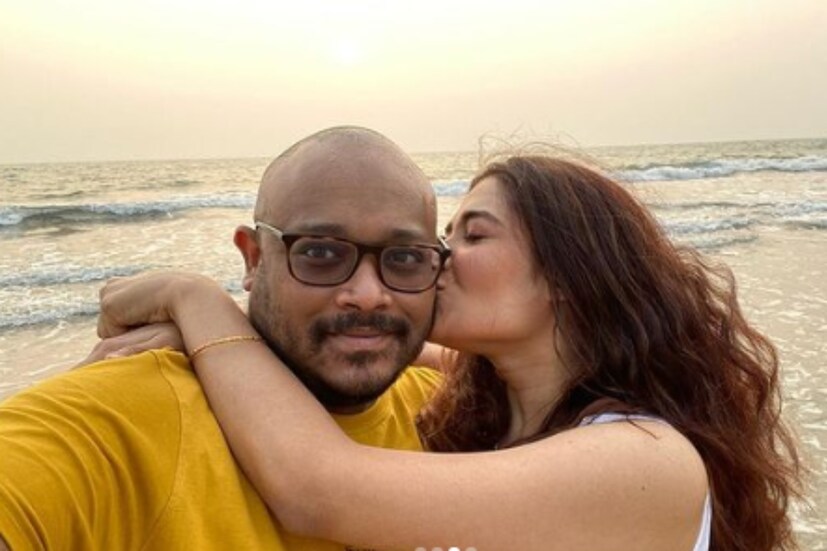 আগামী ৮ ডিসেম্বর বিয়ের পিঁড়িতে বসবেন রোশনি আর তূর্য্য। ১০ তারিখ রিসেপশন। ঠিক তার পরেই দু'জনে মিলে থাইল্যান্ডে হানিমুনে চলে যাবেন।