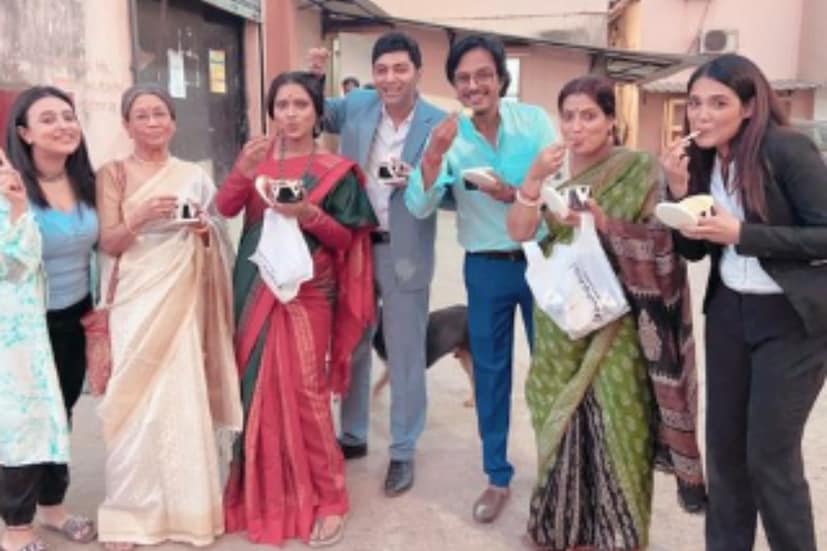 ভাস্বর সেই ছবি দিয়ে ইনস্টাগ্রামে লিখেছেন, 'রোশনির আইবুড়ো ভাত। আমার পার্টনার ইন ক্রাইম। দারুণ একটা বিয়ে হোক!' অগ্নি-রোহিনী অর্থাৎ খলনায়ক আর খলনায়িকার এই রসায়নের ছবির নেপথ্যে 'শ্বশুরবাড়ি জিন্দাবাদ' ছবির গান বেজে উঠল। 