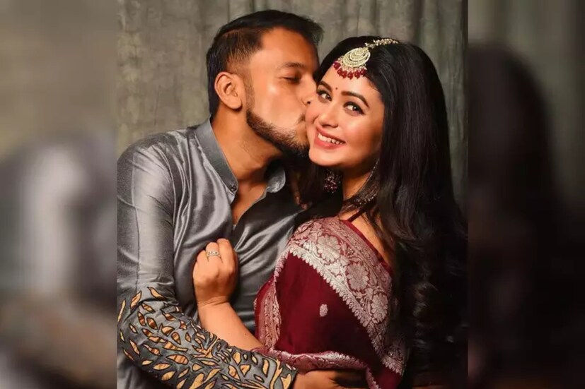 অর্থাৎ, তথাগতর সঙ্গে তাঁর সম্পর্কে কোনও ছেদ পড়েনি। তাঁরা প্রেমে আছেন, সম্পর্কে আছেন। খুব তাড়াতাড়ি বিয়ের কথাও ভাববেন বলে জানা গিয়েছিল। 