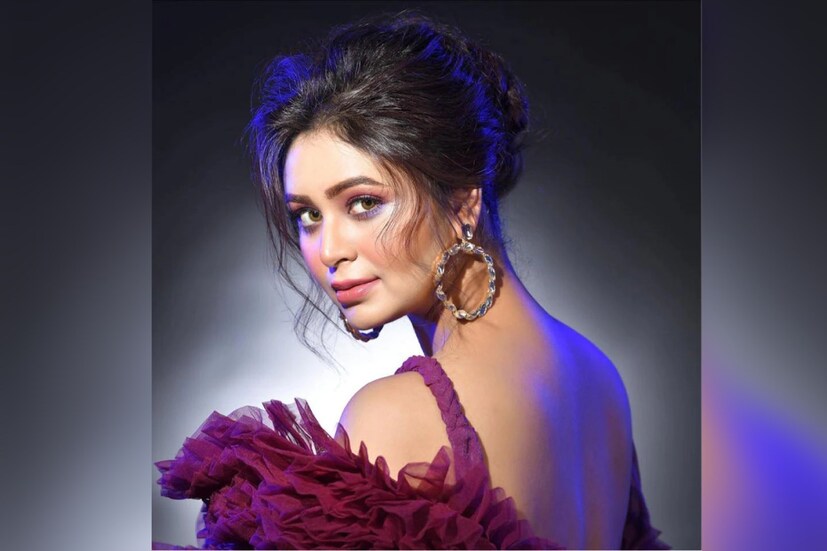 শেষে স্পষ্ট করে লিখেছেন, 'কোনও মানুষের সঙ্গে ব্রেকআপ নয়। স্ট্রেসের সঙ্গে ব্রেকআপ করছি।' তা ছাড়া ভিডিওতেও তিনি সে কথা স্পষ্ট করেছেন।