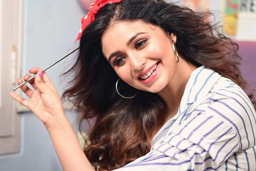 তা যদিও তখন সম্ভব হয়নি। তবে ঋতাভরীর যে ডেস্টিনেশন বিয়ের ইচ্ছে আছে, তা আগেই শোনা গিয়েছিল। আপাতত তিনি মানসিক চাপকে দূরে সরিয়ে জীবনের ইতিবাচকতার সঙ্গে আলিঙ্গন করেছেন। আর সে কথাই স্পষ্ট করতে চেয়েছেন এই পোস্টের মাধ্যমে।