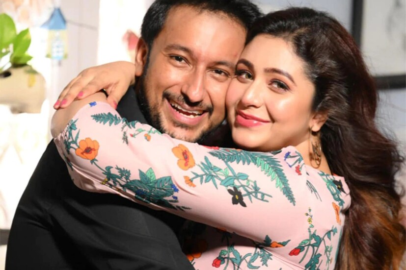 কী ব্যাপার? মনোরোগ বিশেষজ্ঞ তথাগতর সঙ্গে সম্পর্কে ইতি টানলেন নাকি? ইনস্টাগ্রাম পোস্টে লেখা, 'আমি ব্রেকআপ করছি তোমার সঙ্গে। যথেষ্ট হয়েছে। এই বিষাক্ত সম্পর্ক থেকে বেরোতেই হবে।' 