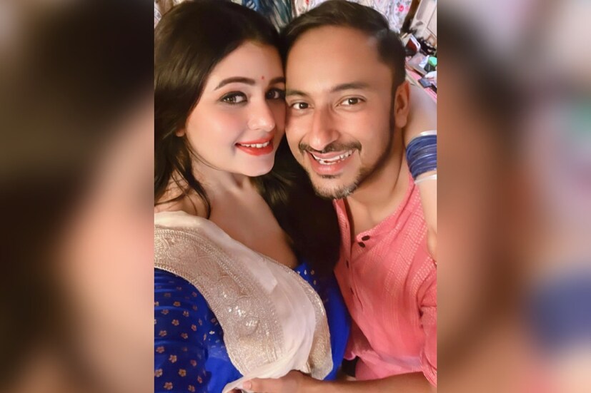 শোনা যায়, লকডাউনের সময়েই প্রথমে বন্ধুত্ব থেকে বিশেষ সম্পর্ক গড়ে ওঠে। তার পরে কানাঘুষো চলে, ২০২১ সালের ডিসেম্বর মাসে বিয়ে করবেন ঋতাভরী-তথাগত।