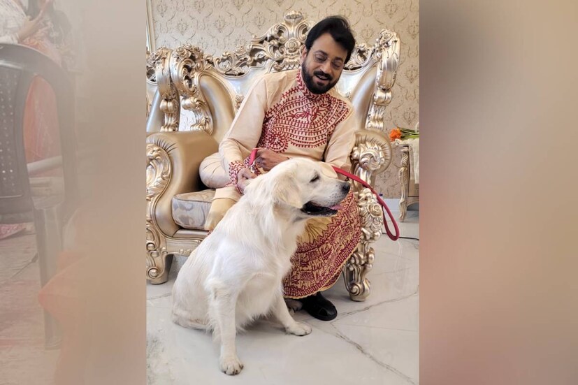 নতুন বছর মানেই বাহারি সব ক্যালেন্ডারের সম্ভার। বর্তমানে মোবাইলে একটি ক্লিকেই দিনক্ষণ দেখে নেওয়া যায় খুব সহজে। কিন্তু বাঙালির ক্যালেন্ডার প্রীতিতে ভাটা পড়েনি একটুও। আর সে কথা মাথায় রেখেই নতুন বছরে অভিনব এক উপহার আনছেন পরিচালক ও চিত্রনাট্যকার পারমিতা মুন্সি। পেট ক্যালেন্ডার শ্যুট করলেন তিনি। আদরের পোষ্যের সঙ্গে লেন্সবন্দি হলেন টলিউডের তারকারা। গত বছর পারমিতা তাঁর প্রিয় পোষ্য নিউটনকে হারান। এই ক্যালেন্ডারটি পারমিতা নিউটনকে উৎসর্গ করছেন। সাবেকি ধুতি-পাঞ্জাবিতে চিরঞ্জিৎ। অভিনেতার সঙ্গেই রয়েছেন তাঁর আদুরে চারপেয়ে সন্তানটি। দু'জনে লেন্সবন্দি হলেন একসঙ্গে।