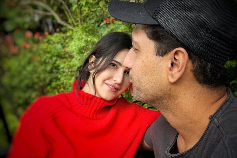 কিন্তু বিয়ের পর তাঁদের প্রেম, বিয়ের খবর নিজেরাই প্রকাশ করেন একে একে। এবার সেই গাঁটছড়ার এক বছর পূর্তি। ছবি পোস্ট করে উদযাপনে মেতেছেন ভিক্যাট।