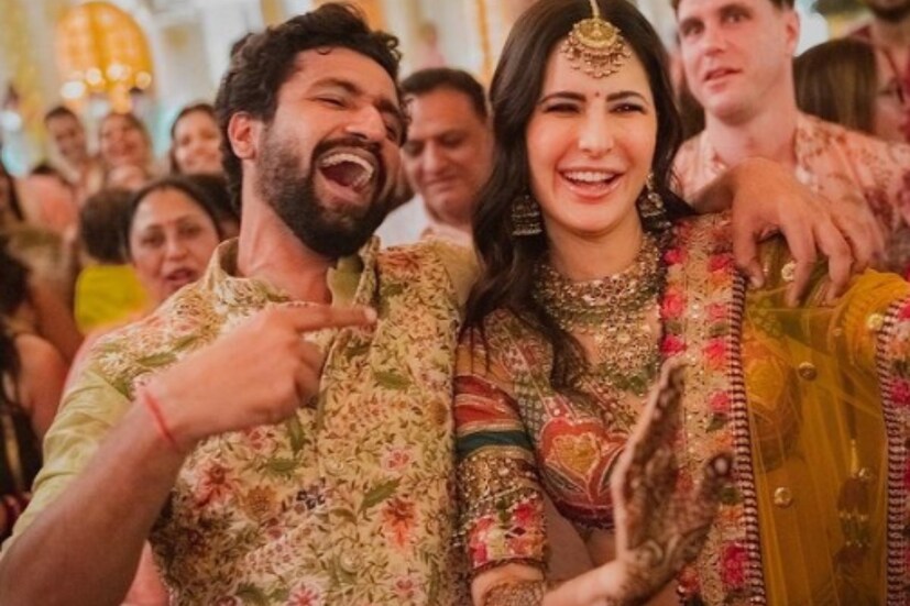 এছাড়া আরও একটি মজার গল্প শোনা যায় ক্যাটরিনার সাক্ষাৎকারে। তিনি জানান, বিয়ের মণ্ডপে নাকি দু'পক্ষের মধ্যে তুমুল বিবাদ বাধে। ঝগড়ার কেন্দ্রবিন্দু, বরের জুতো চুরি। ক্যাট জানান, তাঁর সাত বোন এবং ভিকির বন্ধুরা মিলে জুতো নিয়ে কাড়াকাড়ি করেন। বিয়ে করতে করতে সেই চিৎকার শুনে চমকে ওঠেন বর-কনে।