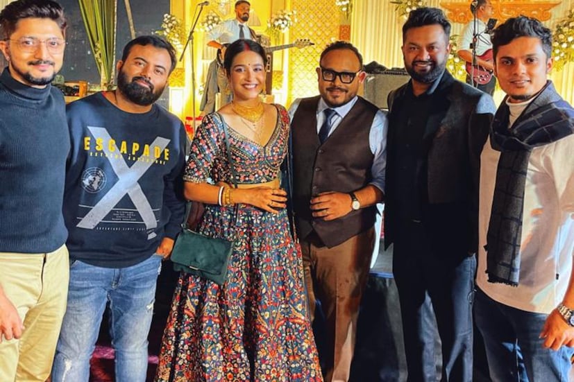 বিয়ে হয়েছে ২০২১ সালে ১৩ অক্টোবর। খাতায় কলমে। কিন্তু লোক খাইয়ে, আচার অনুষ্ঠান মেনে, বেনারসি পরে বিয়ের থেকে বঞ্চিত হতে চাননি বলেোই গত ৮ তারিখ চার হাত এক হয়েছে রোশনি-তূর্য্যর। তার পরে ১০ তারিখ রিসেপশন।