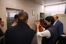 দিল্লি বিমানবন্দরে থিকথিকে ভিড়, অচলাবস্থা, পরিস্থিতি বুঝতে গেলেন সিন্ধিয়া