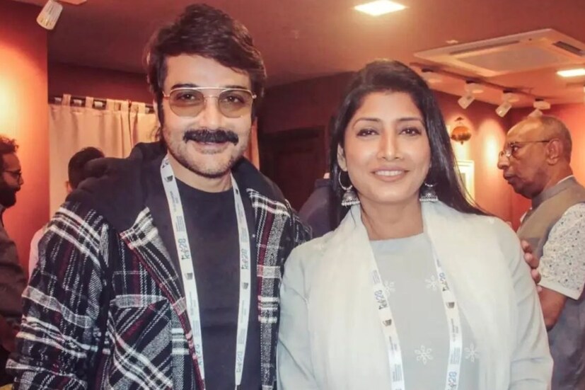 ছবিতে দেখা যাচ্ছে জয়া শীল ঘোষ এবং প্রসেনজিৎকে। শীতের মরশুমে বাংলার শিল্পী এবং সিনেপ্রেমীরা একজোট হয়েছেন গগনেন্দ্র শিল্প প্রদর্শনশালায়। যেখানেই প্রদর্শনীর উদ্বোধন করলেন অভিতাভ-পত্নী জয়া।