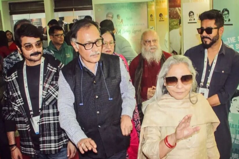 শনিবার সকালেই অমিতাভ-পত্নী মুম্বই ফিরে যাবেন। তার আগে এই অনুষ্ঠানের মুখ্য নক্ষত্র হিসেবে দেখা গিয়েছে তাঁকে। সেই সমস্ত ছবি পোস্ট করেছেন বাংলার সুপারস্টার প্রসেনজিৎ চট্টোপাধ্যায়।