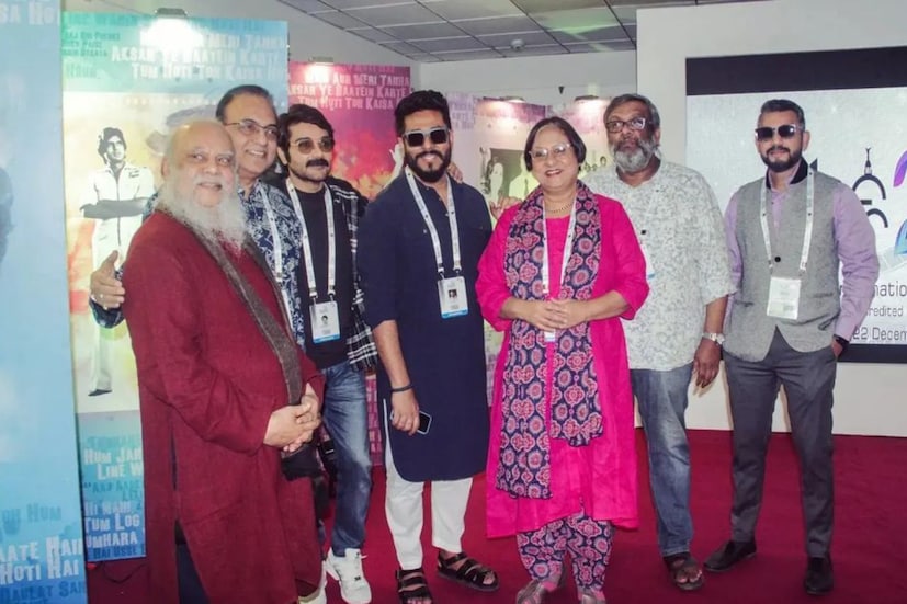 অনুষ্ঠানে উপস্থিত ছিলেন বাংলার তাবড় তাবড় শিল্পীরা। প্রসেনজিৎ ছাড়াও ছিলেন শুভাপ্রসন্ন, কৌশিক গঙ্গোপাধ্যায়, সুদেষ্ণা রায়, অরিন্দম শীল, রাজ চক্রবর্তী, সত্রাজিৎ সেন।
