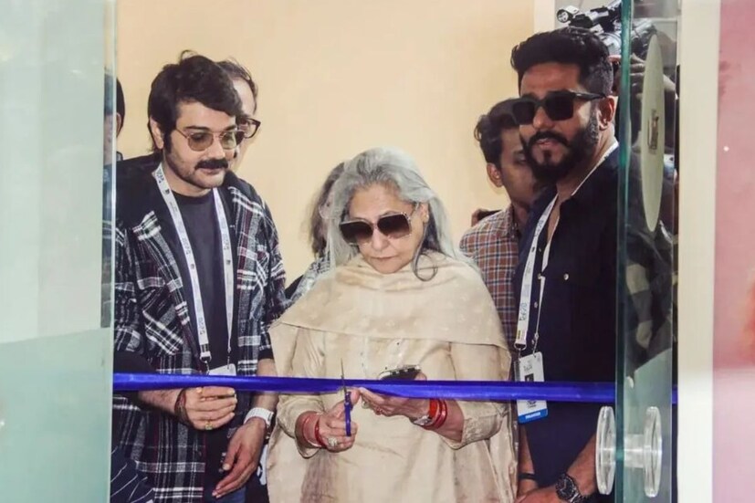 ২৮ তম কলকাতা আন্তর্জাতিক চলচ্চিত্র উৎসবে মেতেছে শহর। সেই উৎসবেই বাংলার জামাইবাবু অমিতাভ বচ্চনকে বিশেষ সম্মান জানাতে চলচ্চিত্র উৎসবে প্রদর্শনীর আয়োজন করা হচ্ছে। দেখানো হবে তাঁর আটটি ছবি। শুক্রবার 'অমিতাভ বচ্চন: আ লিভিং লেজেন্ড'-এর ফিতে কাটলেন তাঁর স্ত্রী, বাংলার মেয়ে অভিনেত্রী জয়া বচ্চন।