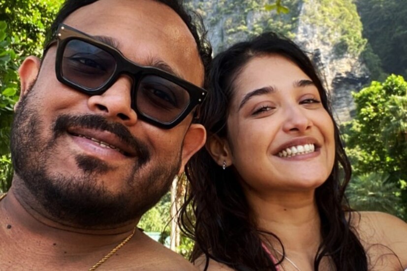কিন্তু ছেলের আনুষ্ঠানিক বিয়ে দেখার আগেই প্রয়াত হন তূর্য্যর বাবা। আর শ্বশুরের মৃত্যুর পরেই রোশনির বিয়ে পিছিয়ে যায় এক বছর। সেই শুভদিন আসে চলতি মাসে। আপাতত তূর্য্য-রোশনির হানিমুনের ছবিতে ভরে উঠেছে সোশ্যাল মিডিয়া।