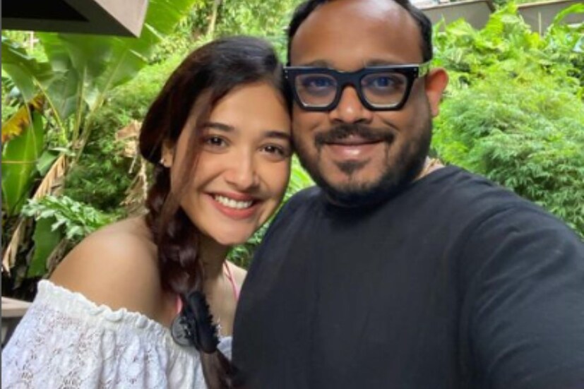 রোশনির ছবির মন্তব্য বাক্সে এক নেটিজেন মন্তব্য করেন, ''বিয়ে করার সঙ্গে সঙ্গেই শাঁখা পলা সিঁদুর উধাও। মৌনী রায় বলিউডে থেকেও শাঁখা সিঁদুর পরেছিল কত দিন!''