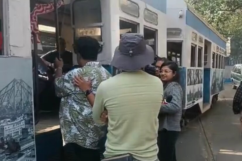 শনিবারের মতো শ্যুট শেষ হলে রাতে মহা পার্টির আয়োজন করা হয়েছে। ছবির কলাকুশলীরা সকলে মিলে আড্ডায় মাতবেন এই শহরেই। কলকাতার আগে ৮ দিন অন্য গল্পের শ্যুটিং হয়েছে মুম্বইয়ে।