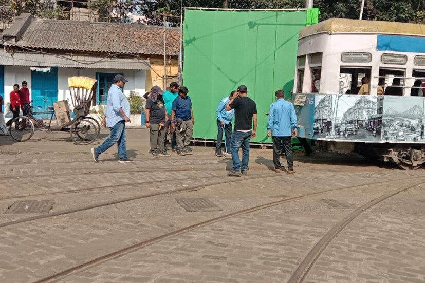 শুধু তা-ই নয়, ধর্মতলা বা নোনাপুকুরের মতো ব্যস্ত রাস্তায় ট্রামে শ্যুট করতে গিয়ে বারবার বাধাপ্রাপ্ত হতে হয়েছে মুম্বইয়ের 'দাদা'কে, কিন্তু তাও খুব সুন্দর করে শ্যুট চালিয়ে গিয়েছেন তিনি।