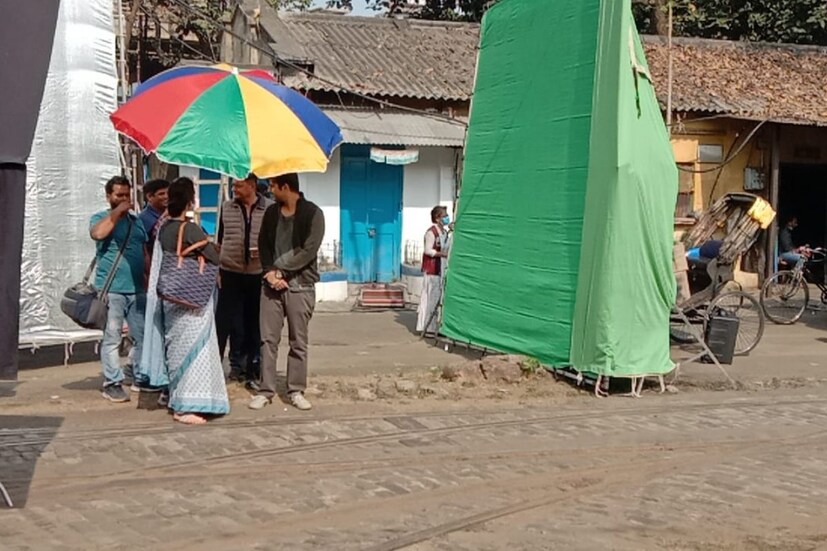নিউজ18 বাংলাকে অনুরাগ জানিয়েছেন, নিজের শহরে শ্যুট করতে পেরে তিিন খুবই খুশি। তাঁর অন্যান্য ছবির ক্ষেত্রেও কলকাতা শহরকে রাখার চেষ্টা করেন তিনি। এই গল্পে কলকাতা আলাদা করে একটি চরিত্র হয়ে উঠেছে।