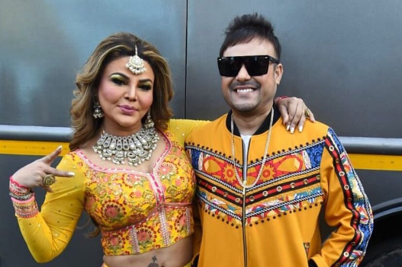 রাখি সাওয়ান্ত-রীতেশ সিং: ২০১৮ সালে রীতেশকে বিয়ে করেছিলেন রাখি। তাও গোপনে। 'বিগ বস'-এর শো-তে যাওয়ার পর নিজের সম্পর্কের কথা স্বীকার করেন তিনি। ধীরে ধীরে প্রকাশ্যে আসতে শুরু করেছিলেন দম্পতি হিসেবে। কিন্তু চলতি বছরই তাঁরা আলাদা হয়ে যান। কারণ হিসেবে রাখি জানান, রীতেশ নাকি তাঁর সঙ্গে আর থাকতে চান না, তাই নাকি বাড়ি ছেড়েও চলে গিয়েছেন।