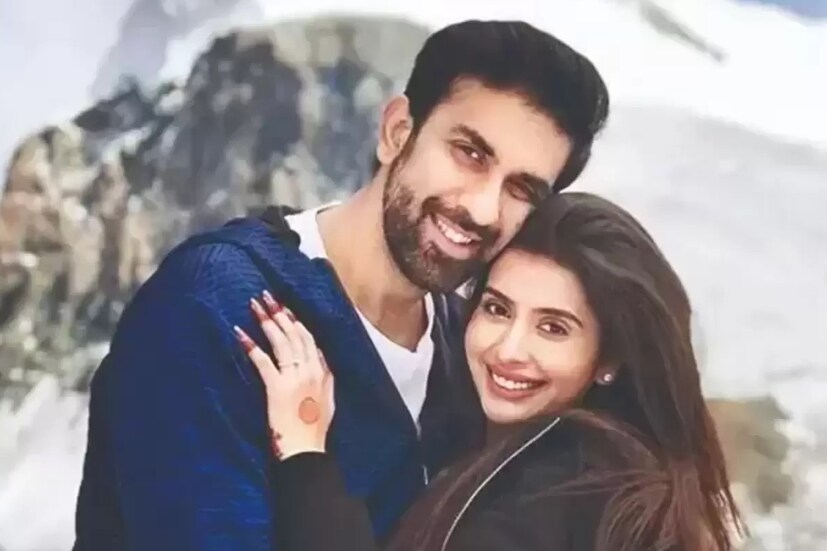 চারু অসোপা-রাজীব সেন: সুস্মিতা সেনের ভাই রাজীব এবং চারুর সম্পর্কের সমীকরণ বারবার বদলেছে। কখনও তাঁরা বিচ্ছেদের পথে হেঁটেছেন, কখনও মেয়ে জিয়ানার জন্য সম্পর্ক জোড়া লাগানোএ চেষ্টা করেছেন। কিন্তু শেষমেশ পরকীয়া, শারীরিক হেনস্থার মতো অভিযোগ ওঠার পর আইনি বিচ্ছেদকেই একমাত্র পথ হিসেবে বেছে নেন তাঁরা। যদিও সম্প্রতি দম্পতি ঠিক করেছেব, আর কোনও তিক্ততায় যাবেন না, বিচ্ছেদ করে সুসম্পর্ক রেখে মেয়েকে মানুষ করবেন।