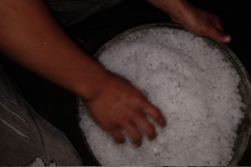 সোমবার দুপুরের পর তাপমাত্রা কমতে থাকে আলিপুরদুয়ার জেলায় বক্সা, লেপচাখা এলাকায়। তাপমাত্রা নেমে আসে অনেকটাই নীচে। দিনের বেলায় তাপমাত্রা ছিল ৭ ডিগ্রি সেলসিয়াস। বিকেল হতেই তাপমাত্রা গিয়ে দাঁড়ায় মাইনাস ১০ ডিগ্রি সেলসিয়াসে। 